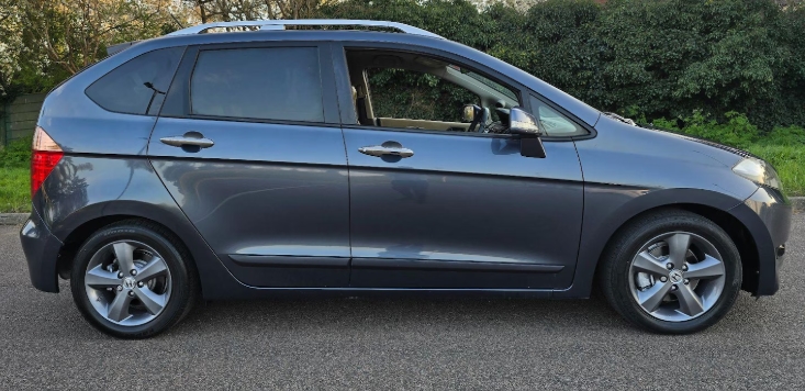 The Honda FR-V: A Six-Seater Symphony of Practicality and Innovation