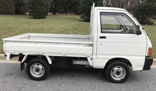 The Mighty Midget: A Legacy of Compact Utility in the Evolution of the Daihatsu Hijet