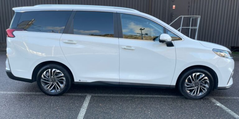 The Evolution of the Maxus Euniq 5: SAIC’s Early Electric MPV Pioneer