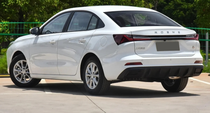 The Roewe i5: Evolution of a High-Volume Compact Sedan in China’s Modern Era