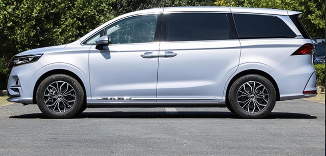 The Roewe iMAX8: Evolution of Roewe’s Flagship MPV from Petrol to Electric Luxury